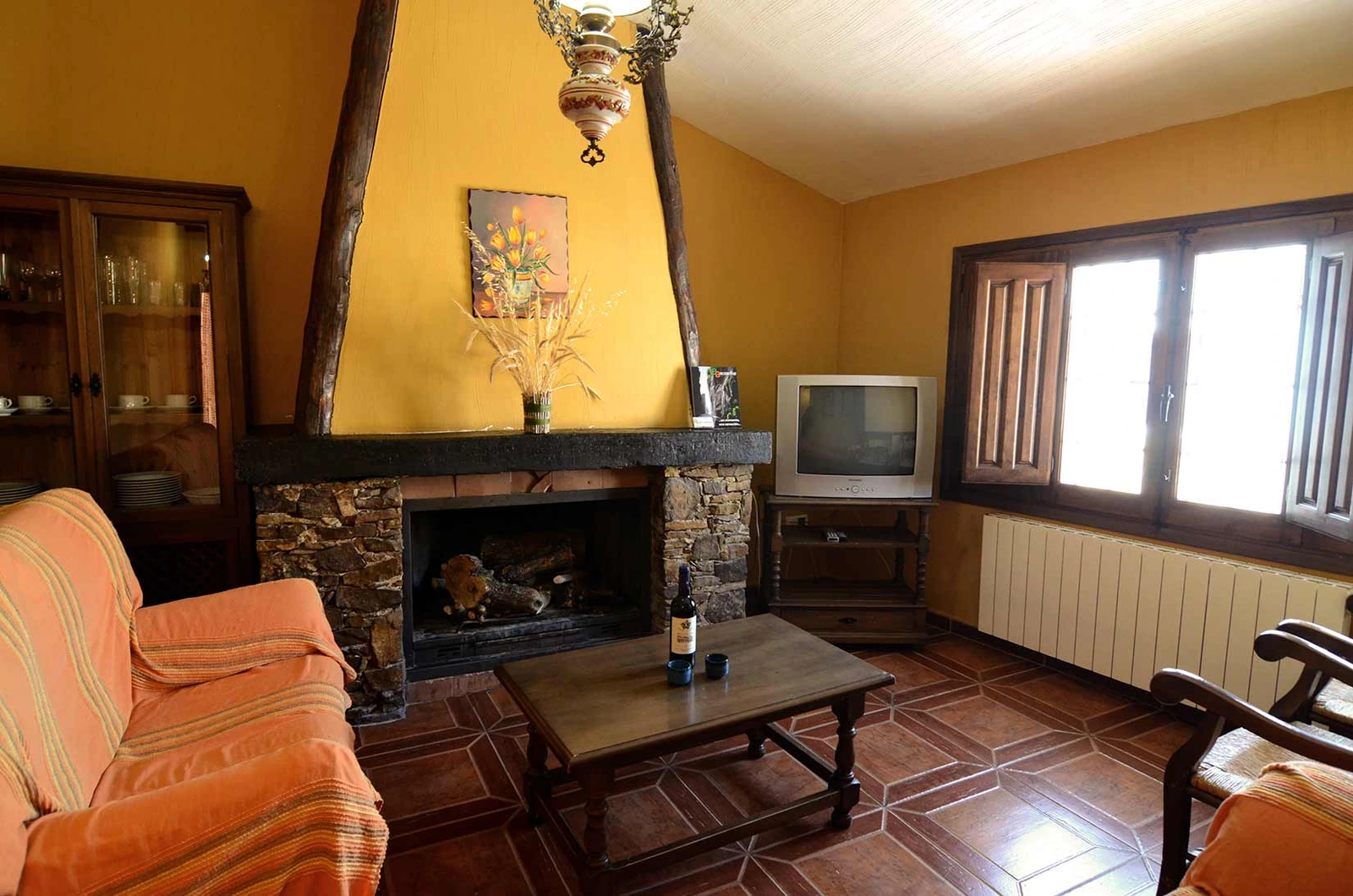 Salón con chimenea de Casa Adelina. · Cortijo El Rey