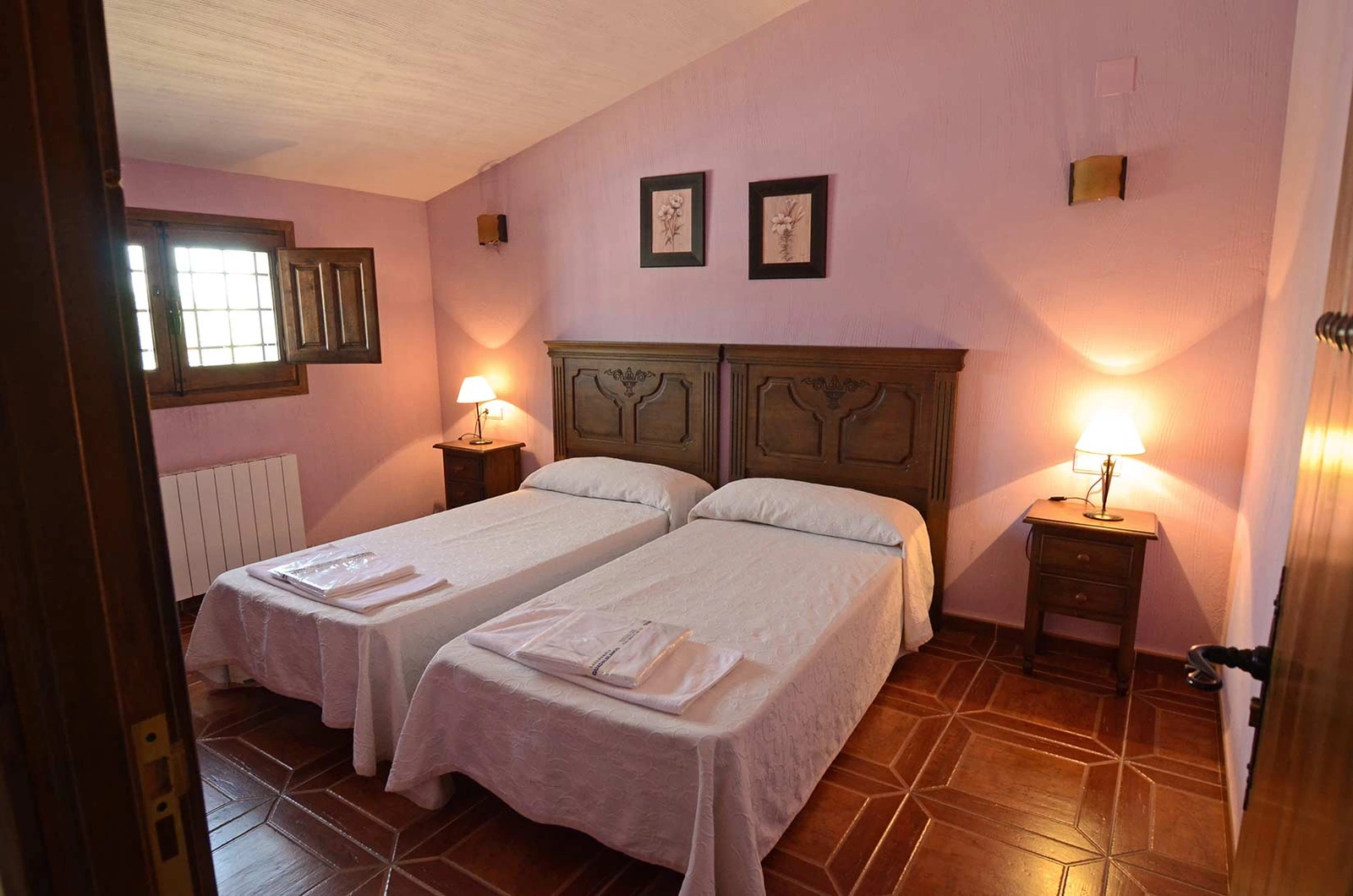 Dormitorio con dos camas de Posada de las Yeguas. · Cortijo El Rey