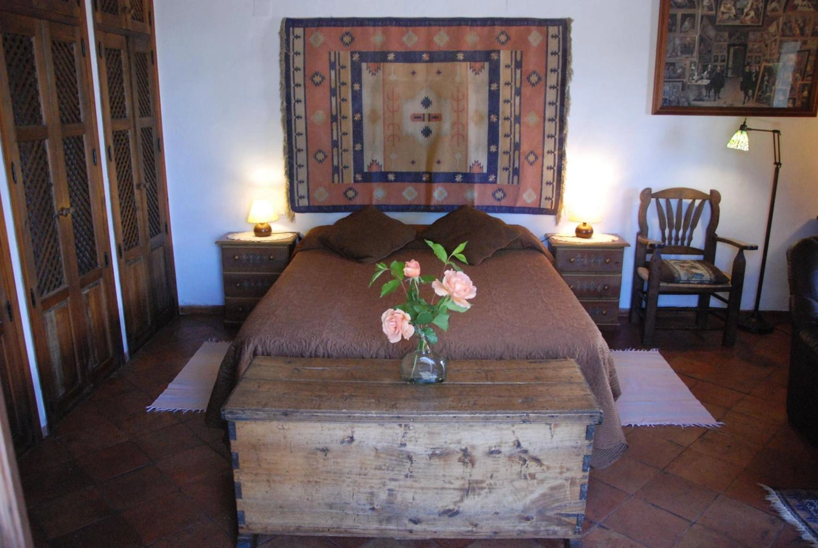 El Ático: cama doble, tapiz y armario de madera. · Cortijo Prado Toro