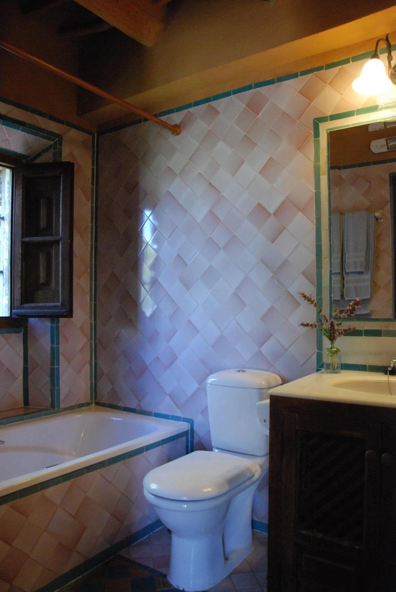El Ático: baño con bañera, lavabo e inodoro. · Cortijo Prado Toro