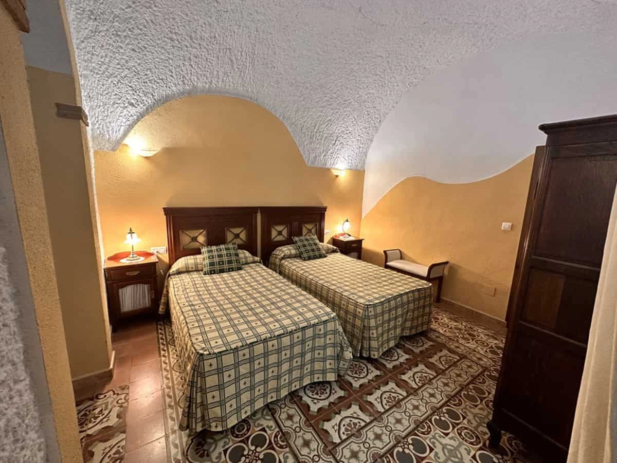 Dormitorio de la cueva 1, Kabila. · Cuevas La Granja