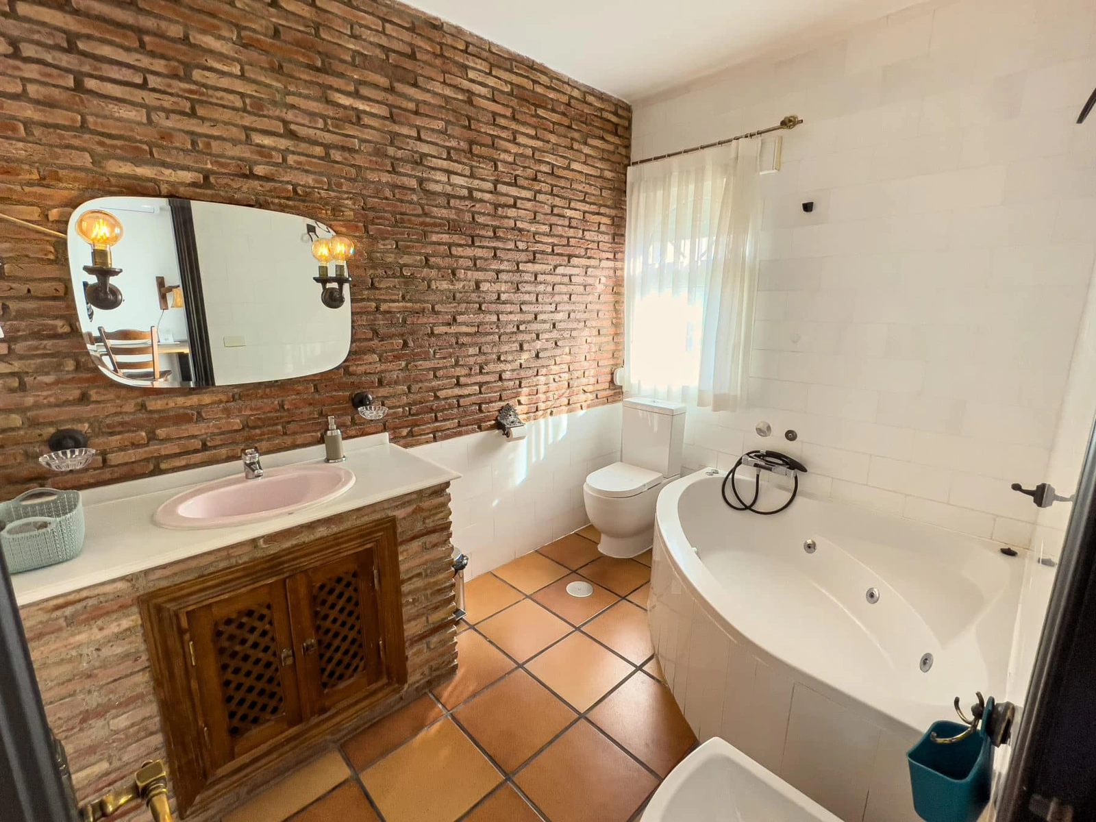 Baño de la Junior Suite nº 23 con bañera. · Hotel El Balcón de las Nieves