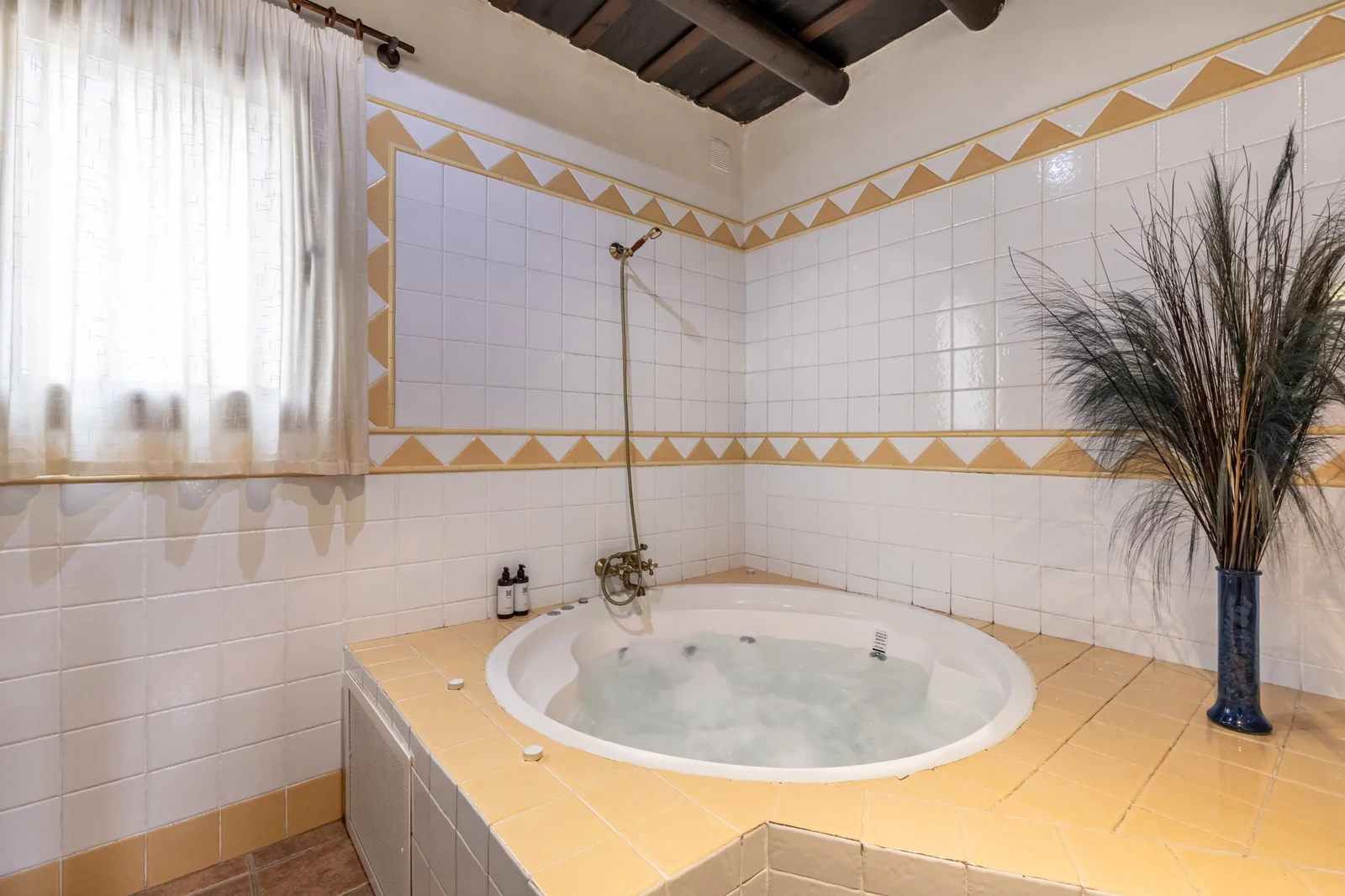 Bañera redonda de hidromasaje del apartamento con jacuzzi. · El Cercado Turismo Rural & Spa