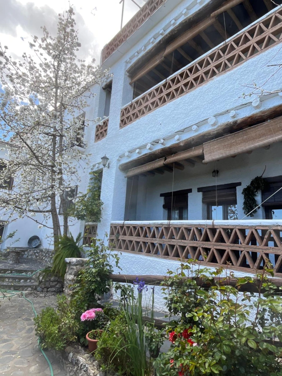 Fachada de El Huerto de Lobras, con galerías de madera. · El Huerto de Lobras