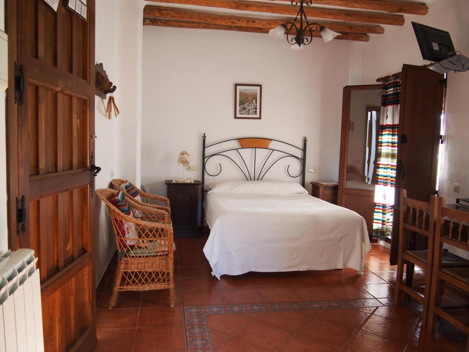 El Estudio: cama de matrimonio y zona de asientos. · El Huerto de Lobras