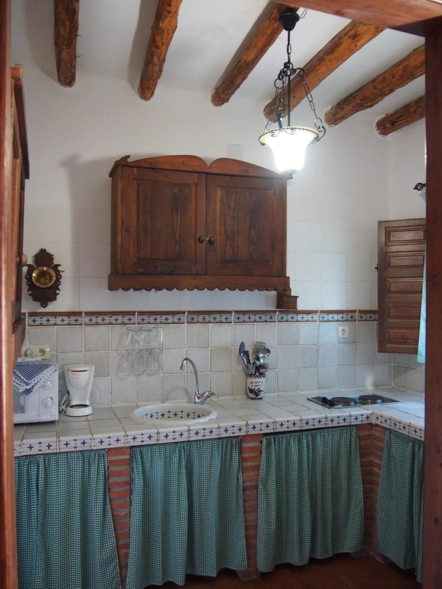 El Estudio: cocina privada con fregadero y placa. · El Huerto de Lobras