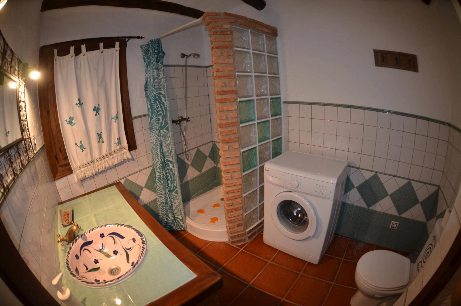 Baño con ducha y lavadora de El Pajar de la Esperanza. · Casas Cueva El Mirador de Galera