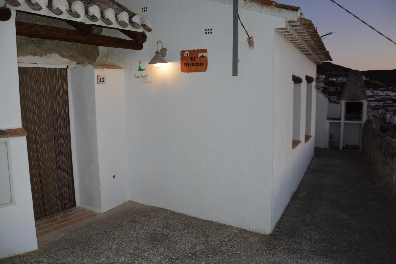 Fachada y puerta rotulada de Casa Cueva El Mirador. · Casas Cueva El Mirador de Galera