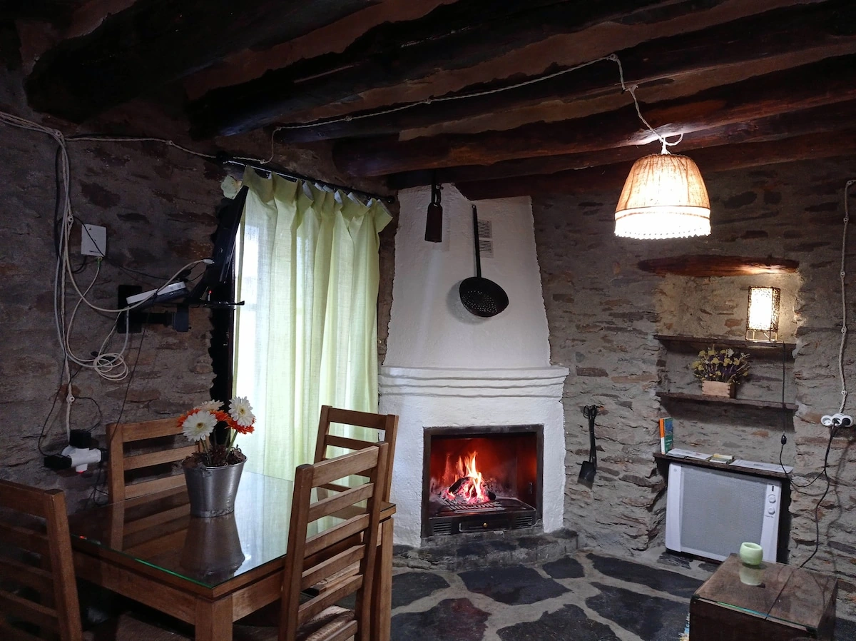 Chimenea del salón-comedor · La Abuela Mercedes