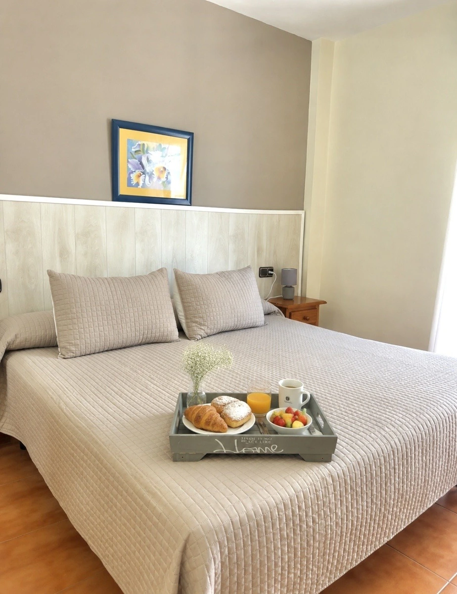 Habitación de la modalidad doble, con cama y cabecero claro. · Quéntar Hotel Rural