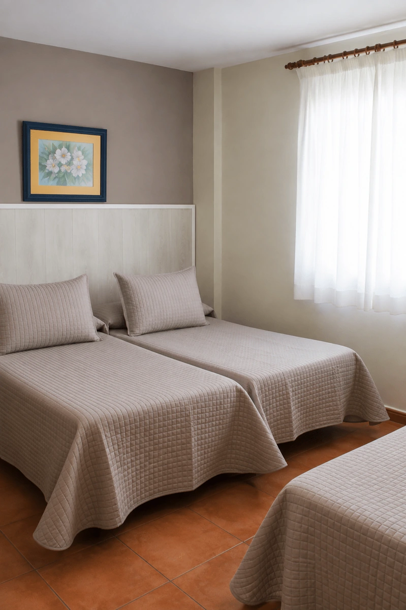 Habitación de la modalidad triple/cuádruple, con varias camas. · Quéntar Hotel Rural