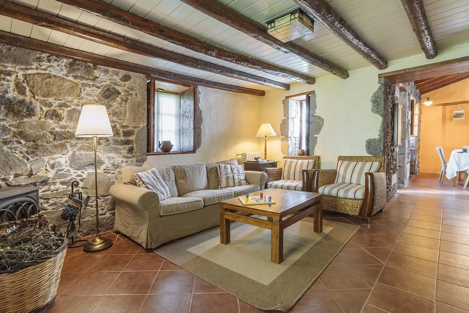 Casa de la Virgen: salón con estufa de leña y asientos. · Finca Casa de La Virgen