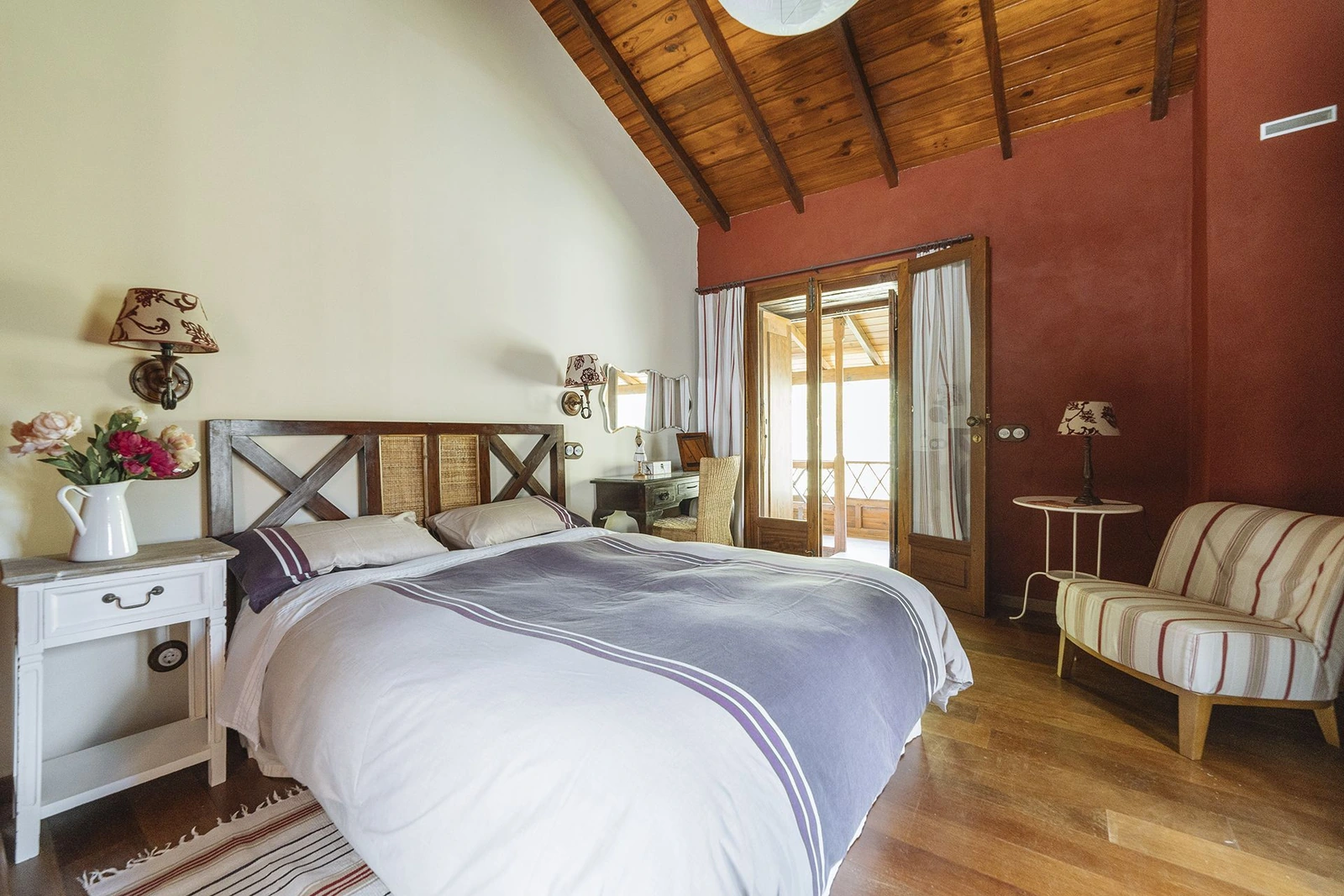 Casa de la Virgen: dormitorio doble junto a la balconada. · Finca Casa de La Virgen