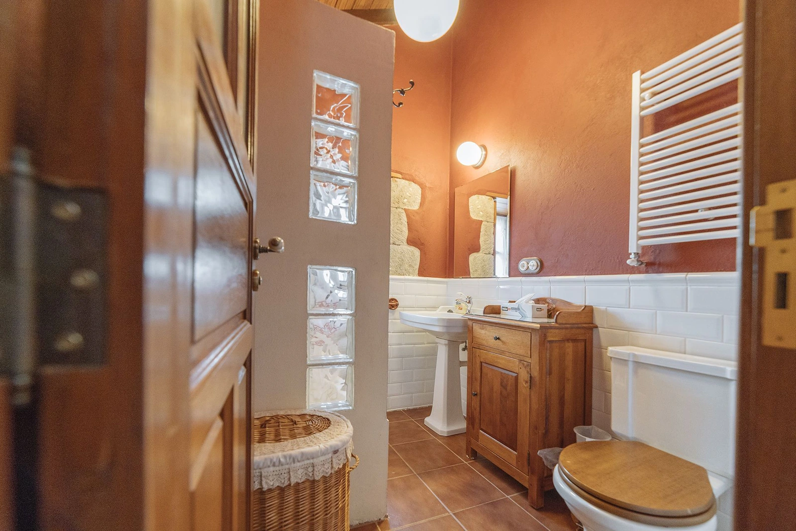 Casa de la Virgen: baño con lavabo, ducha e inodoro. · Finca Casa de La Virgen