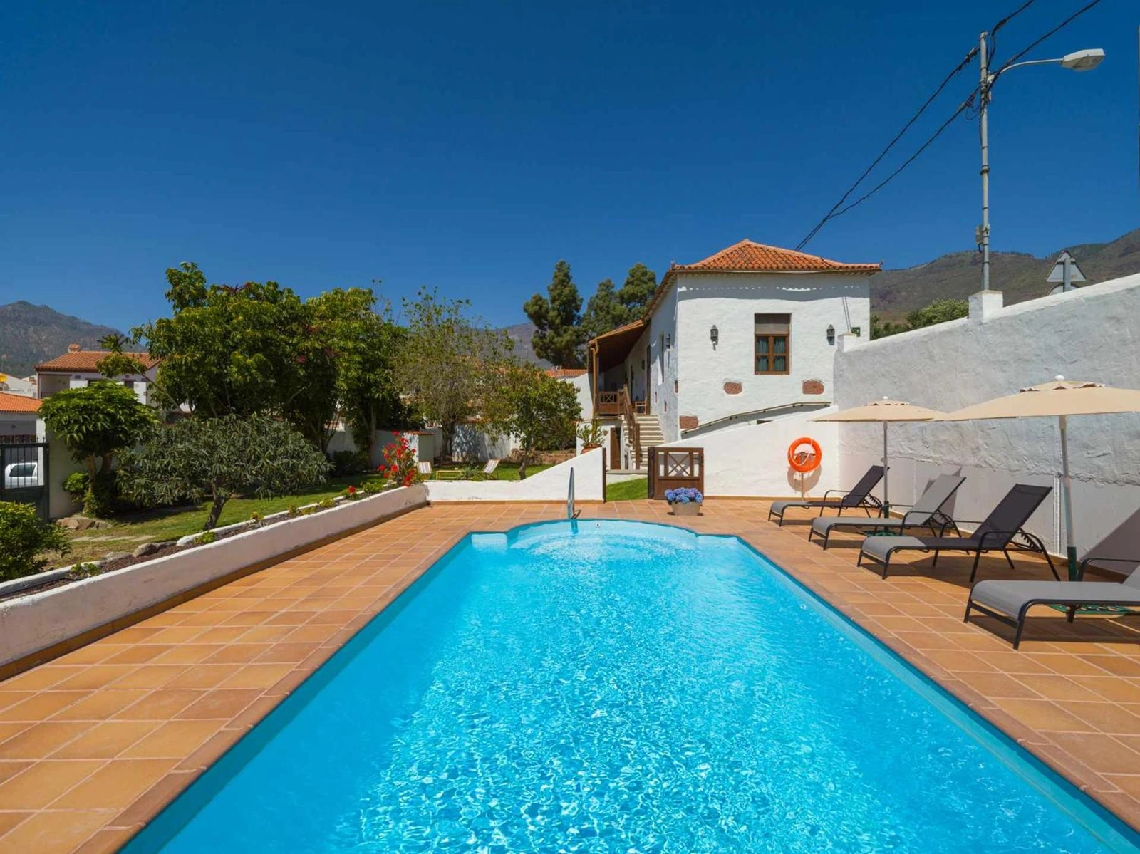 Piscina compartida de las tres casas de La Montañeta. · Casa Rural La Montañeta