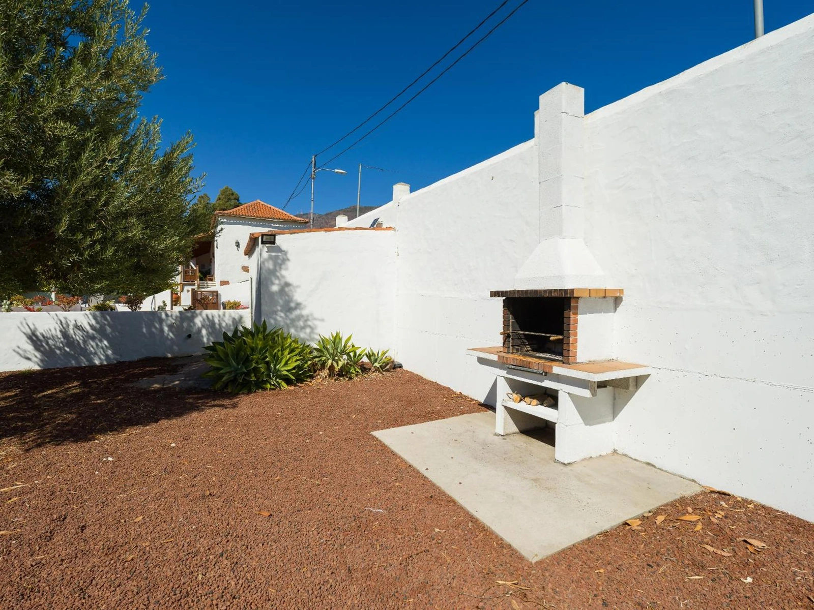 Barbacoa en una zona exterior del conjunto La Montañeta. · Casa Rural La Montañeta