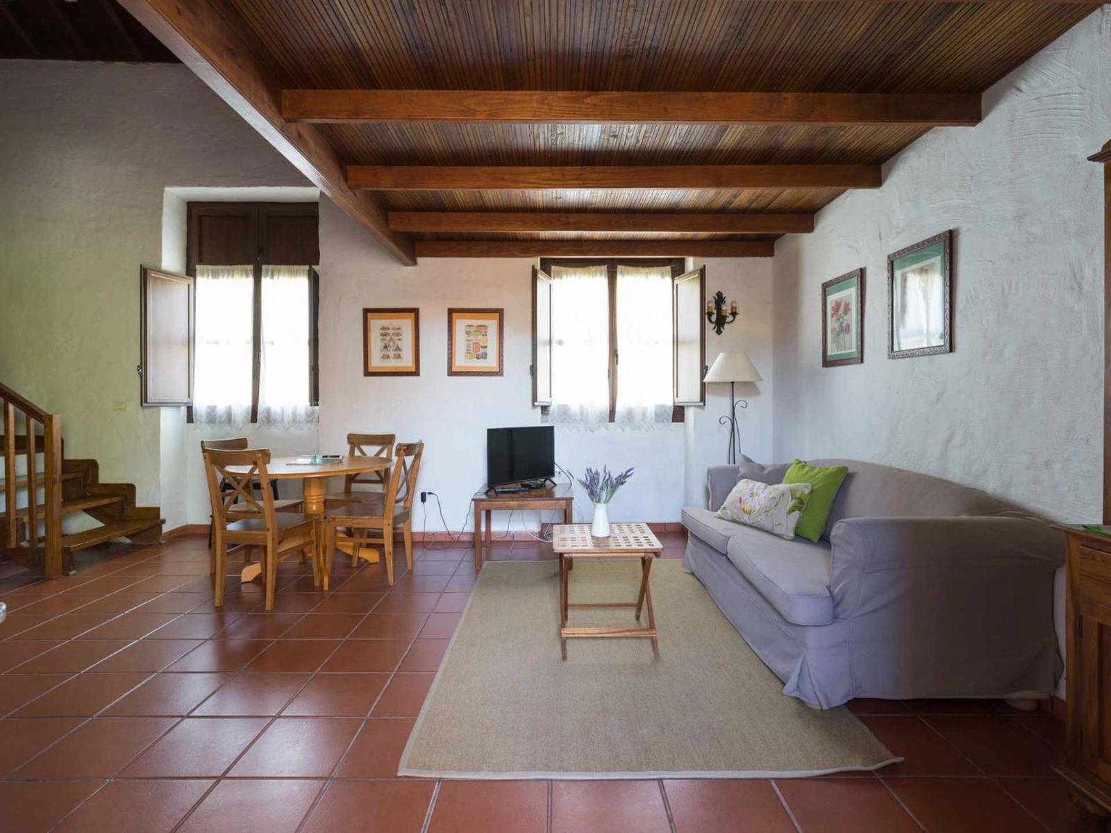 La Montañeta 1: salón y comedor junto a la escalera. · Casa Rural La Montañeta