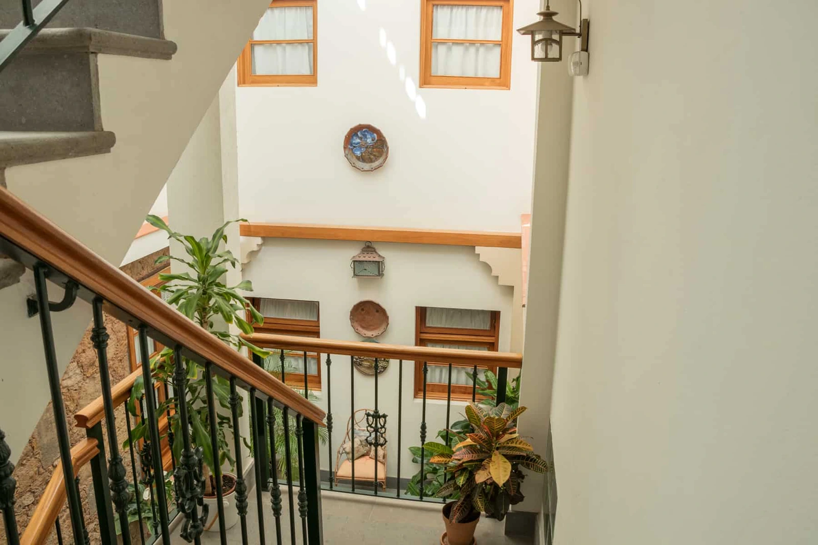 Escalera y distribuidor entre plantas · Casa Rural Doña Margarita
