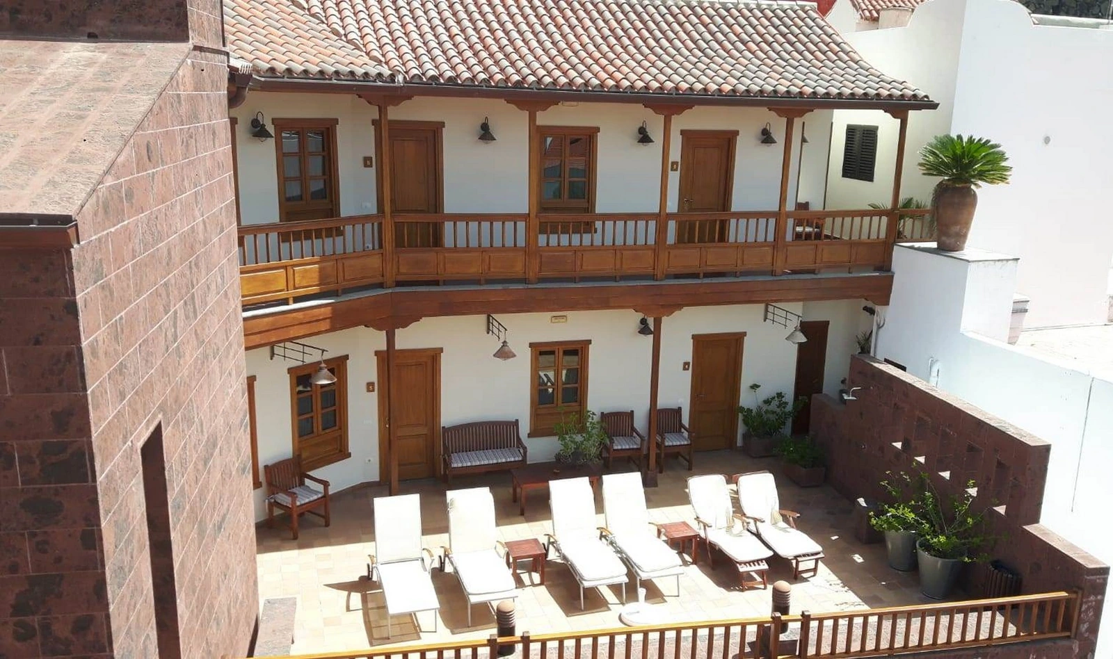 Patio del hotel con galerías y tumbonas · Hotel Rural Fonda de La Tea