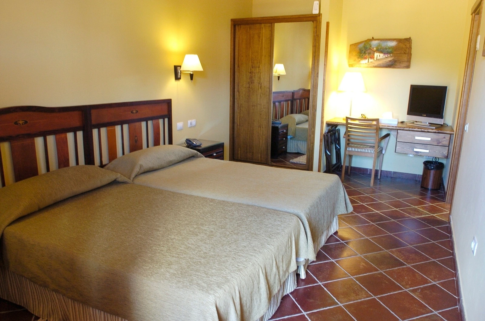 Habitación del hotel con dos camas y zona de escritorio · Hotel Rural Fonda de La Tea