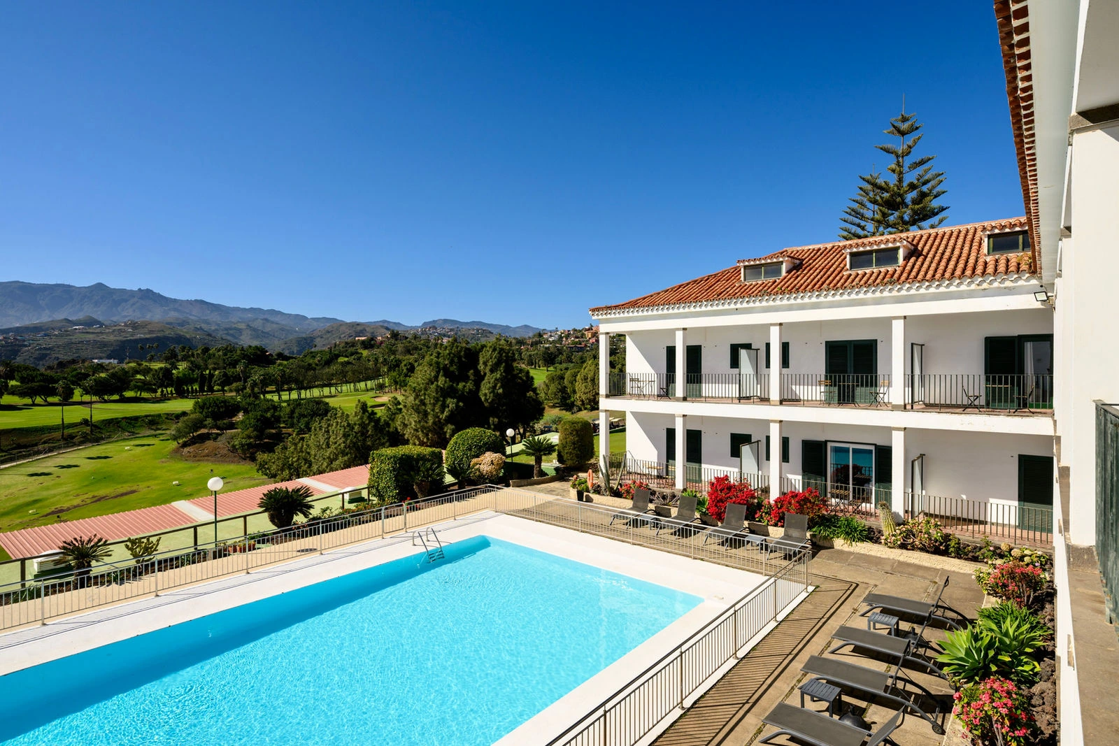 Piscina común junto al edificio del hotel · Bandama Golf Hotel by Airnest