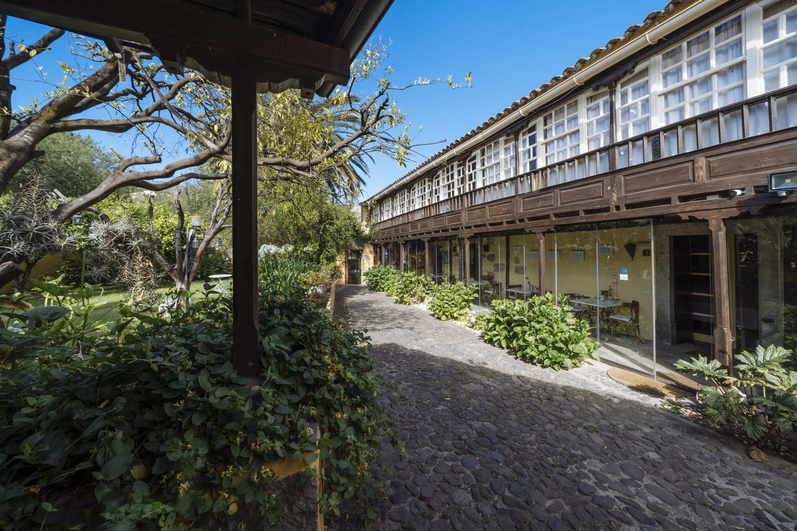 Edificio con galería de madera del hotel · Hotel Rural Las Calas