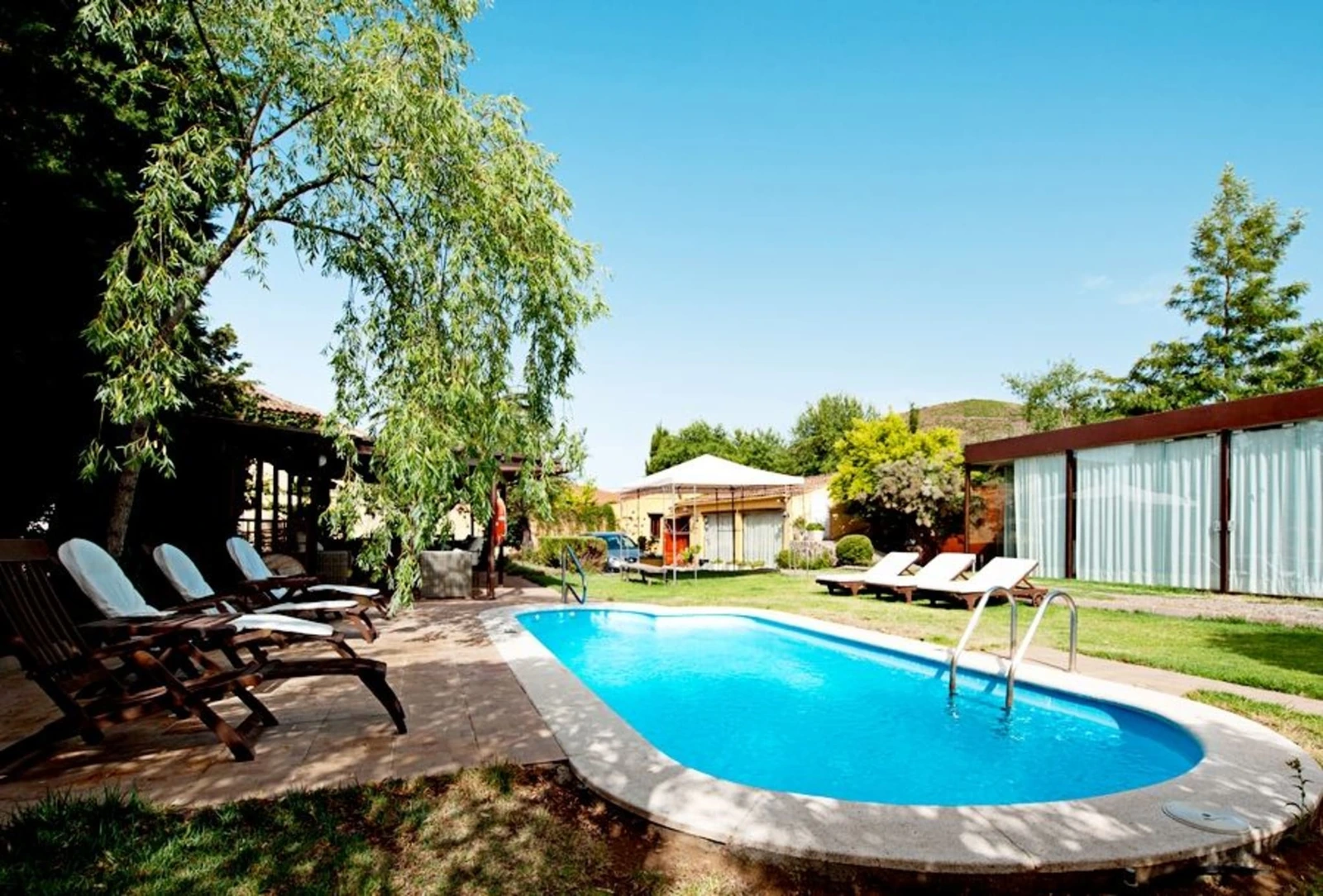 Piscina y zona de tumbonas del hotel · Hotel Rural Las Calas