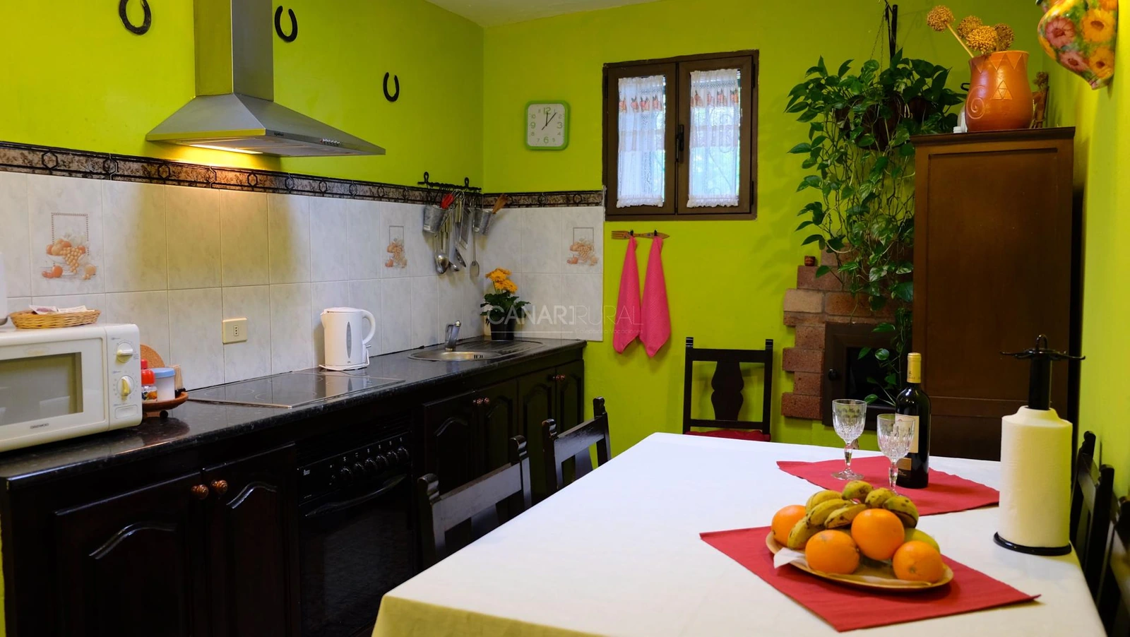 La Asomada: cocina privada con mesa de comedor · Casa Rural La Asomada