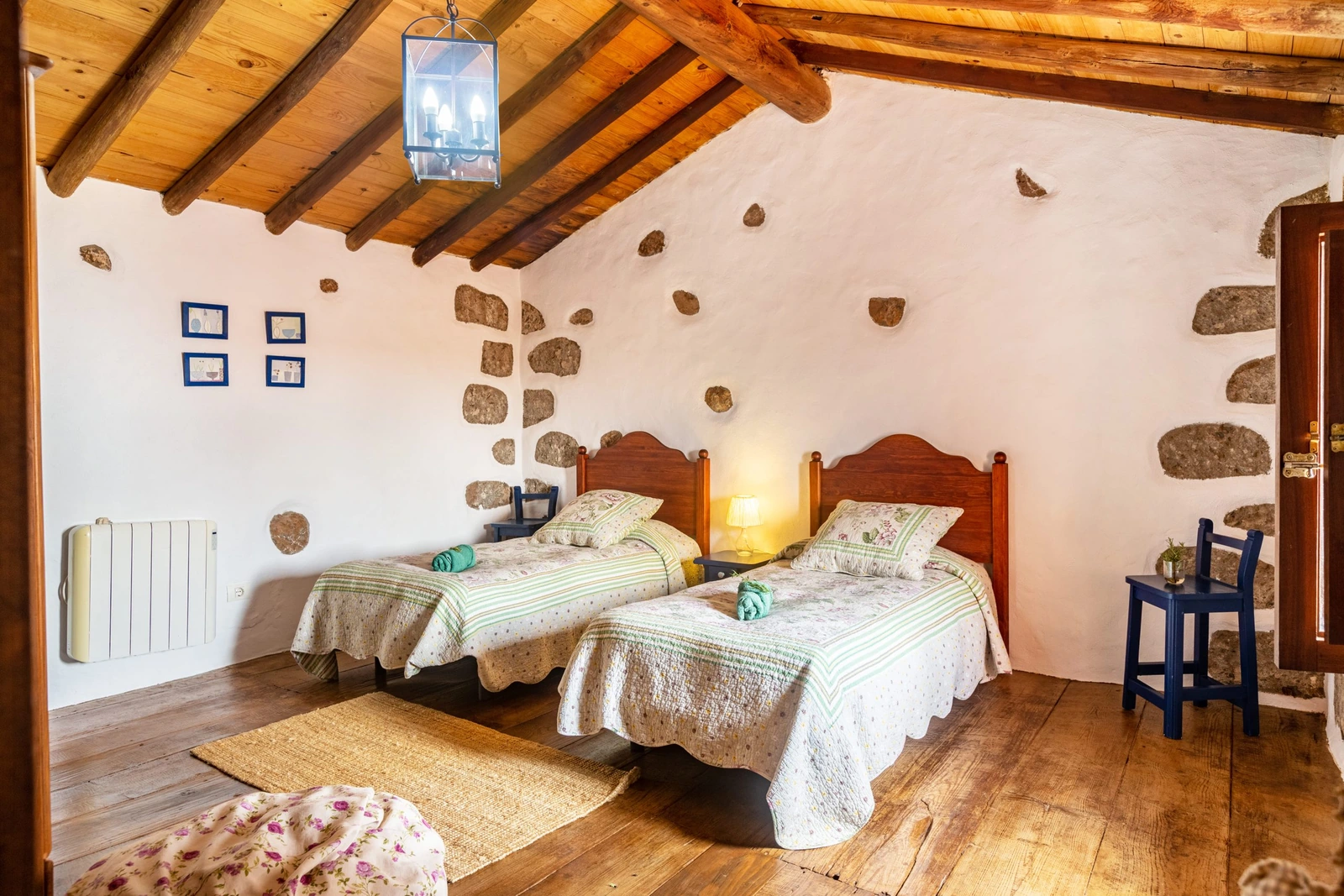 Dormitorio Azul de La Caldera con dos camas · Casa Rural La Caldera