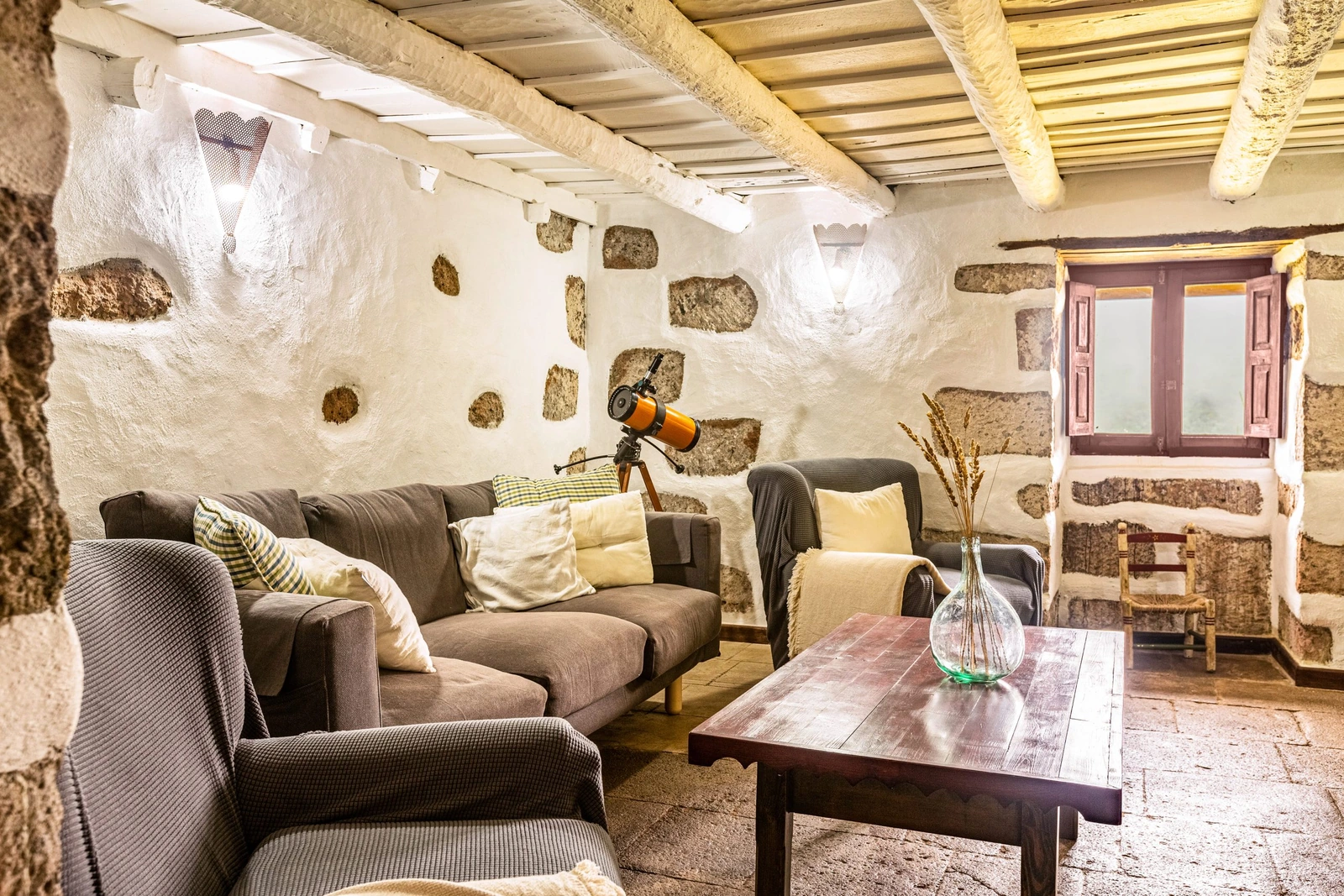 Salón de piedra mostrado en la web propia · Casa Rural La Caldera