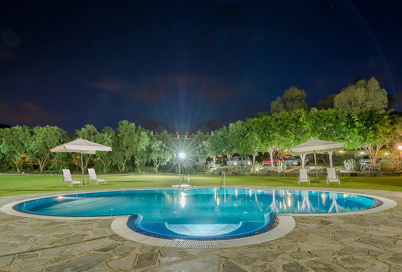 Piscina común iluminada de noche · Hotel Rural LIVVO Maipez