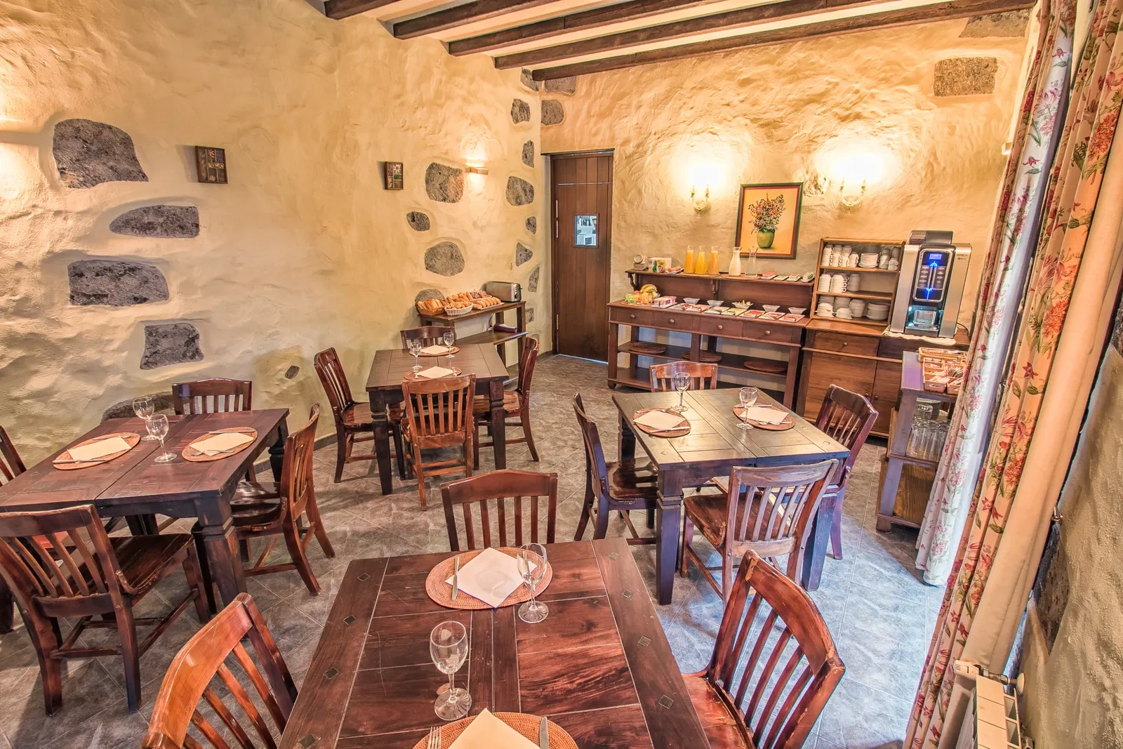 Comedor común mostrado en la galería de gastronomía del hotel · Hotel Rural LIVVO Maipez