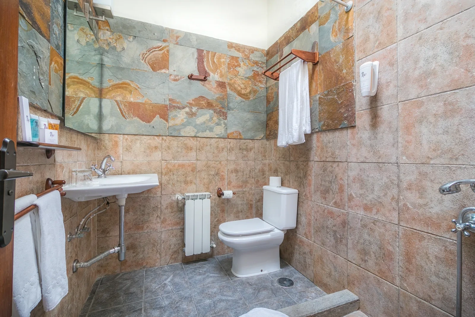 Baño de la categoría doble básica · Hotel Rural LIVVO Maipez