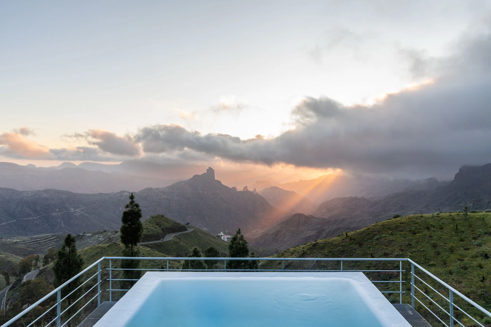 Piscina exterior del spa con vistas al paisaje de Tejeda · Parador de Cruz de Tejeda