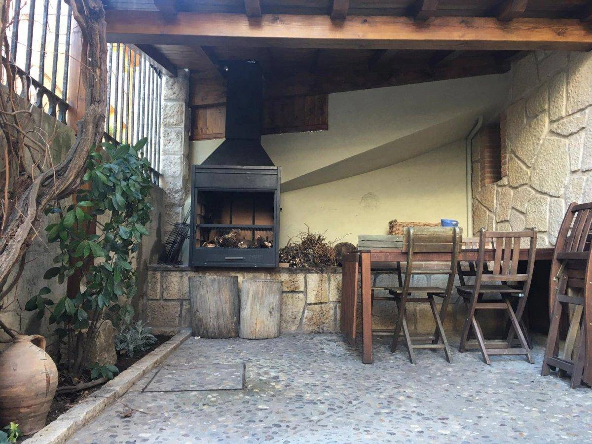 Patio de Casa Andrea con barbacoa y mesa · Casa Andrea