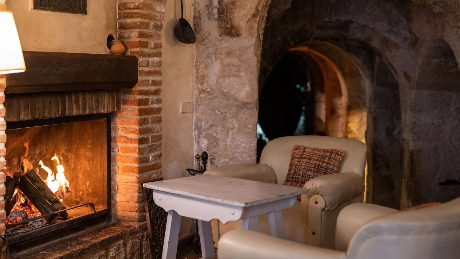 Salón de Casa Andrea junto a la chimenea y el acceso a la bodega · Casa Andrea