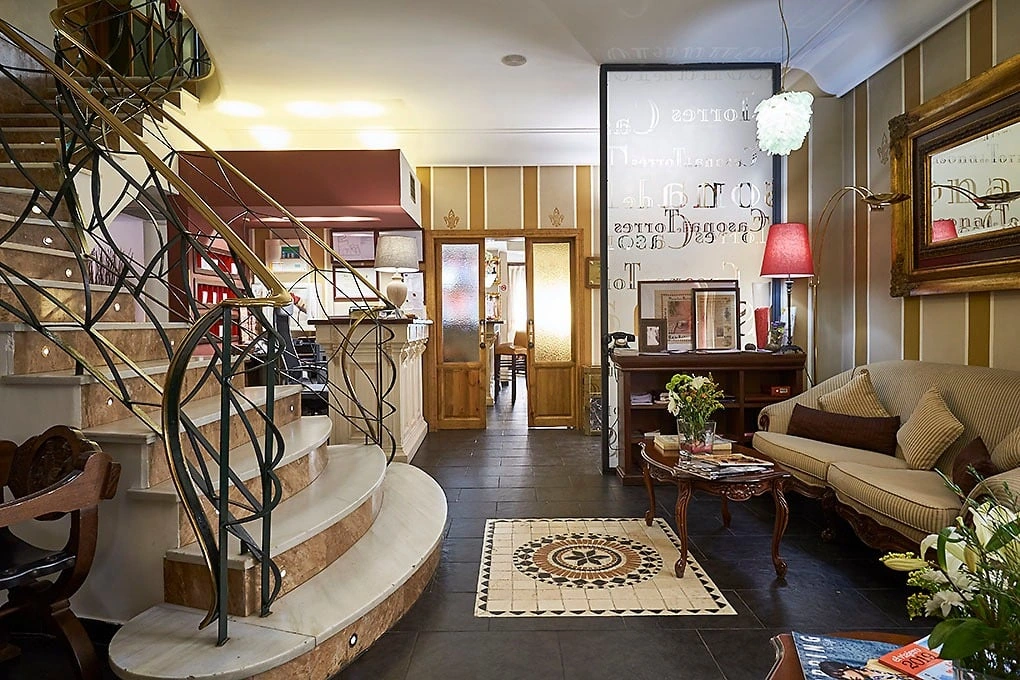 Vestíbulo de Casona de Torres con escalera y zona de estar · Casona de Torres