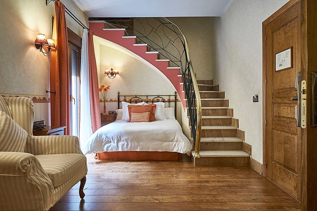 Junior Suite 104 Loanos, con cama y escalera interior · Casona de Torres