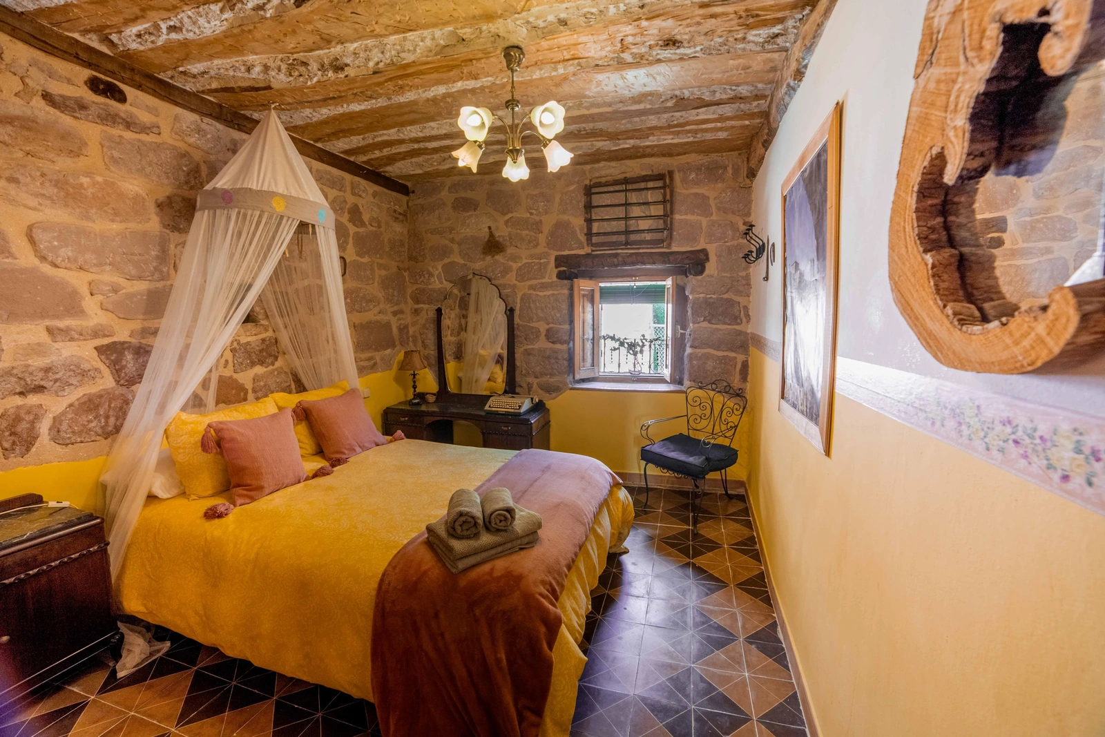 Dormitorio con dosel y cama de matrimonio de la casa I · Castillo de la Riba