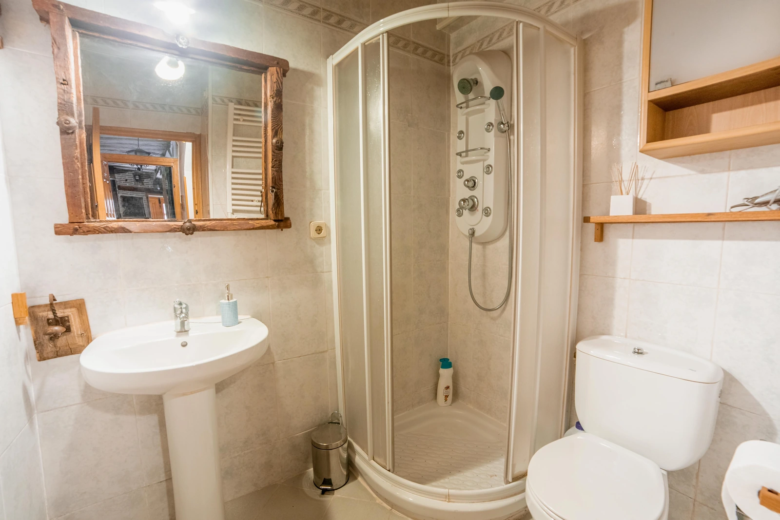 Baño con cabina de ducha de la casa I · Castillo de la Riba