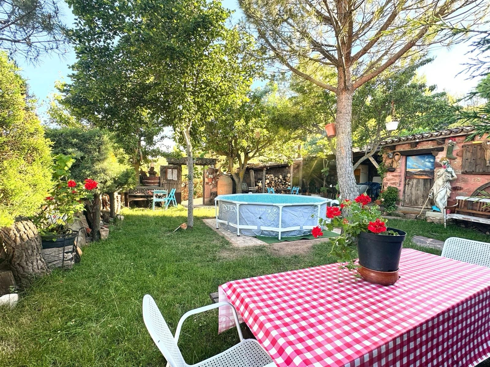 Jardín privado de la casa II con mesa exterior y piscina desmontable · Castillo de la Riba