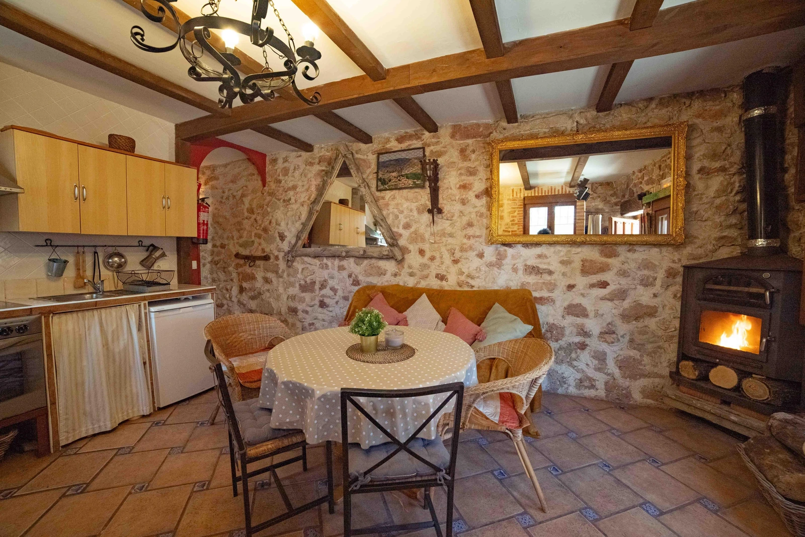 Segundo salón con cocina y chimenea en la planta baja de la casa II · Castillo de la Riba