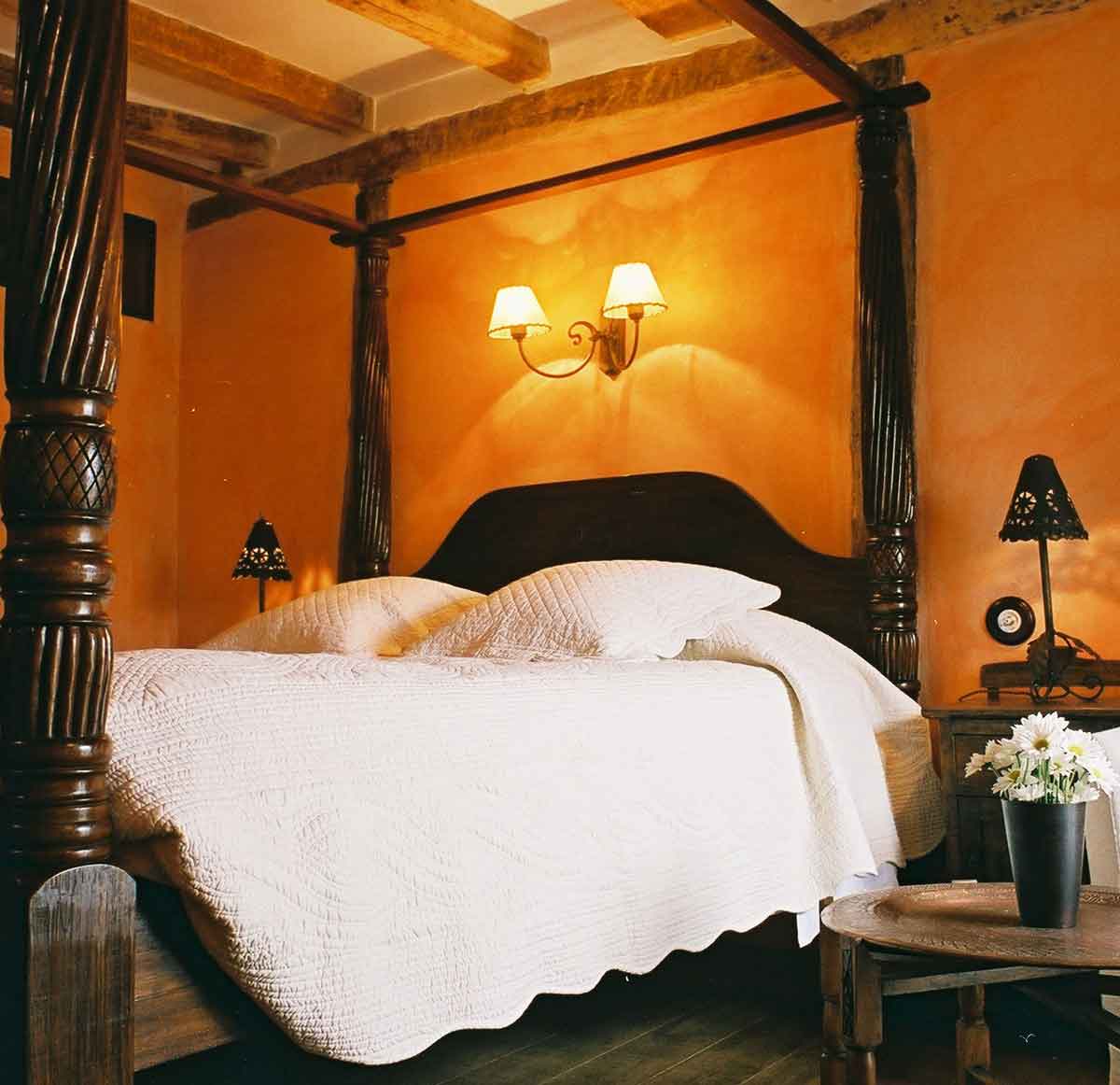 Dormitorio doble de El Abejaruco con cama con dosel