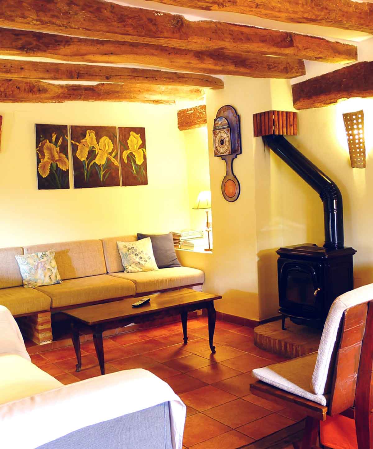 Salón de El Abejaruco con estufa de pellets