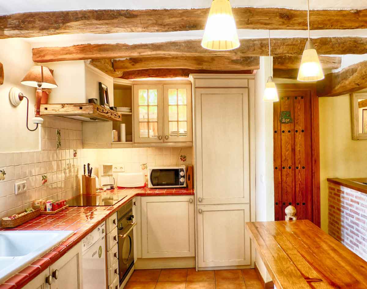 Cocina provenzal integrada en el salón-comedor de El Abejaruco