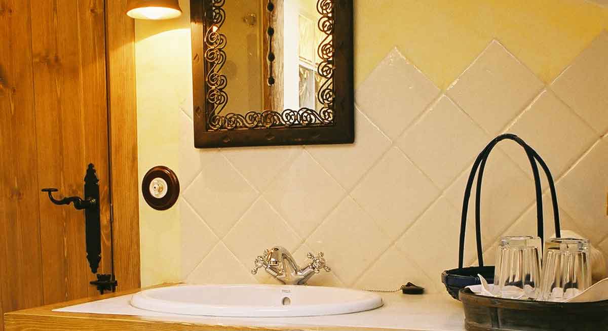 Baño privado con ducha de una habitación de El Abejaruco