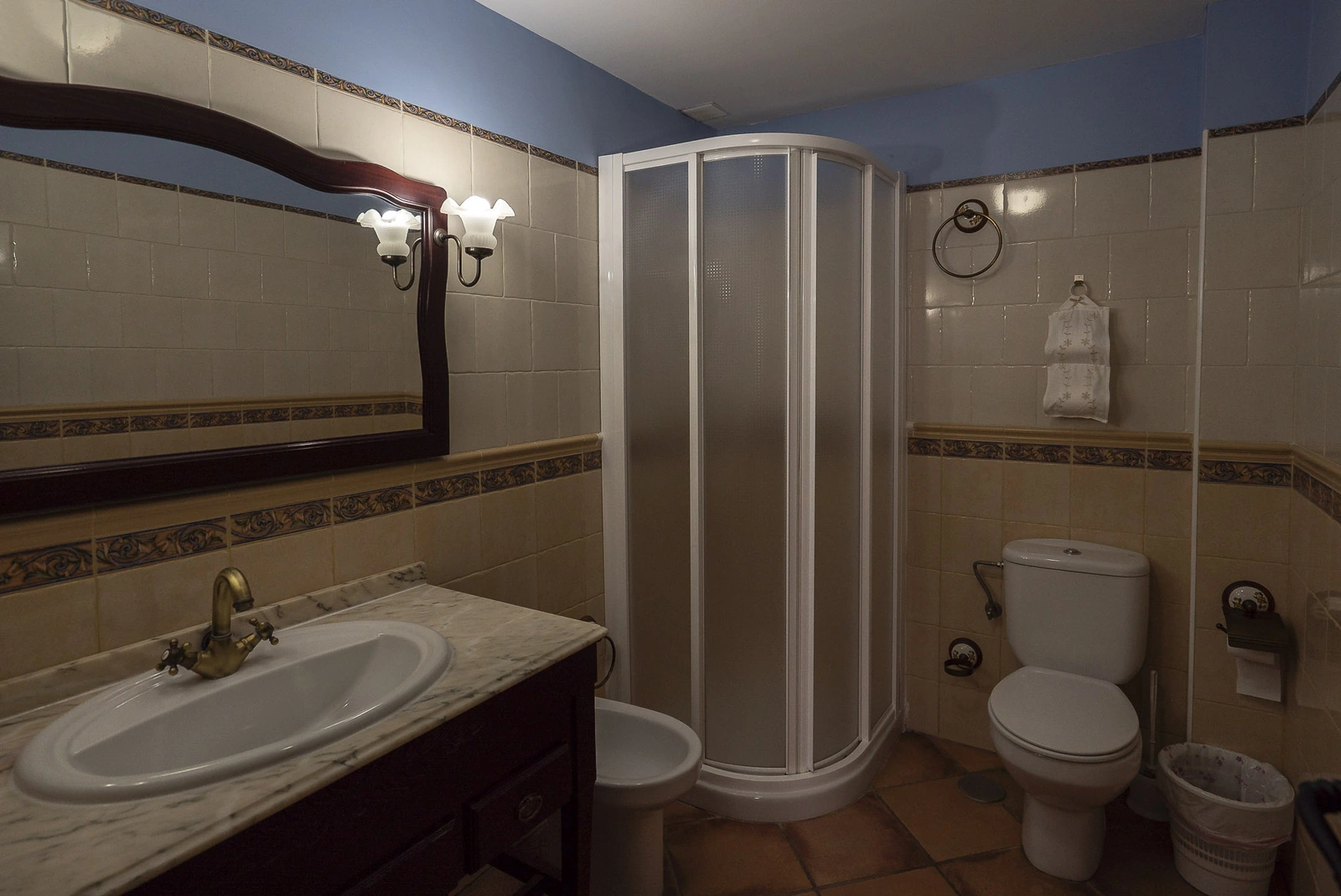 Baño de la galería de habitaciones estándar, con ducha. · El Molino del Batán