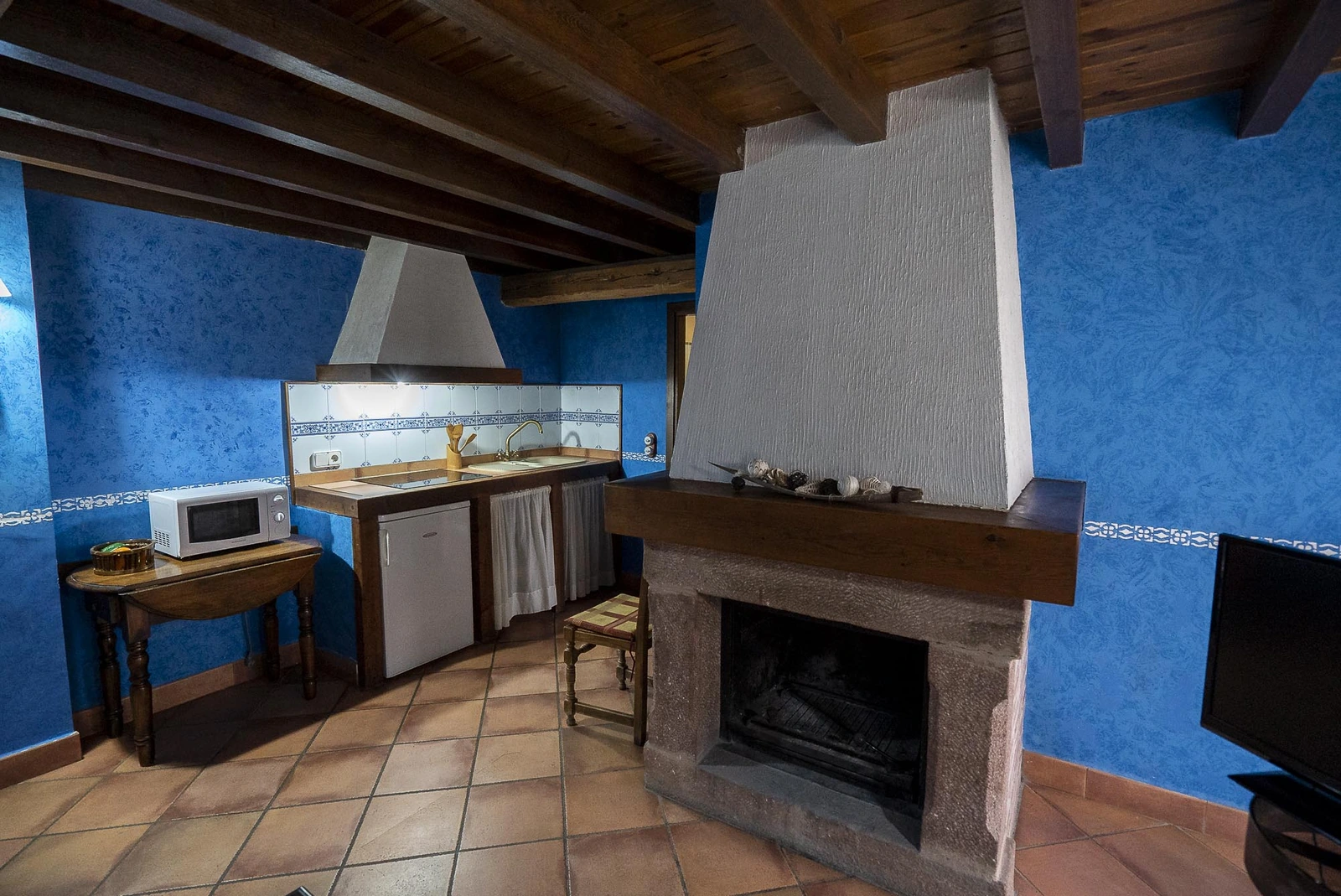 Apartamento: cocina privada y chimenea en la estancia azul. · El Molino del Batán