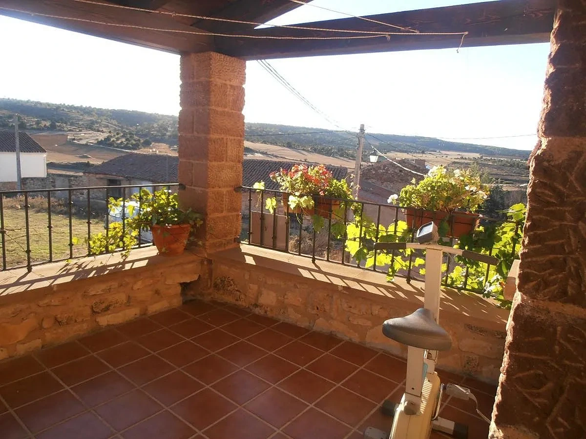 Terraza cubierta de Eras Altas con vistas a Selas · Alojamientos Rurales Eras Altas