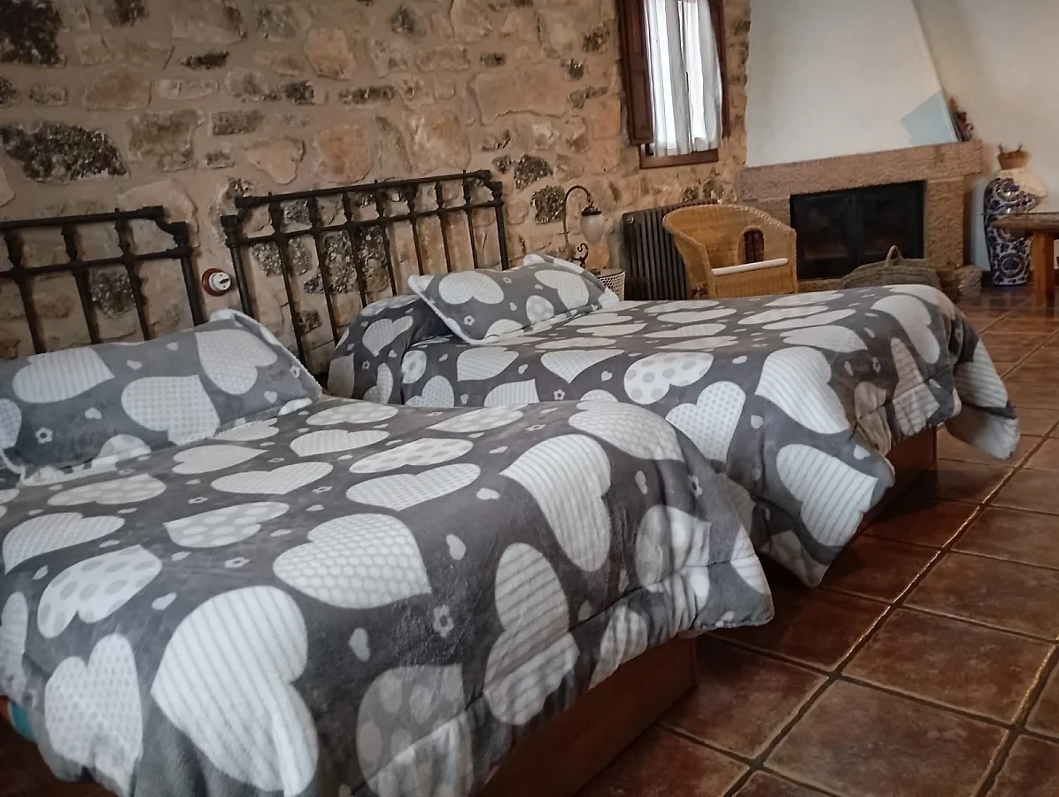 Habitación doble II: dos camas y chimenea · Alojamientos Rurales Eras Altas